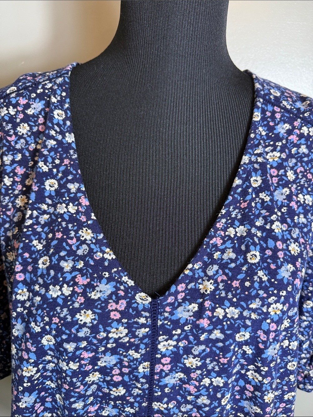 Lucky Brand Floral V-Neck Top Navy Blue Ruffle Hem Elastic Ruffle Short Sleeves - Picture 2 of 11